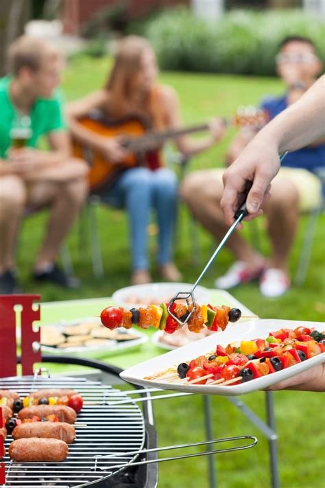 Tips for Hosting a Memorable Outdoor BBQ Party: Food, Drinks, and Entertainment